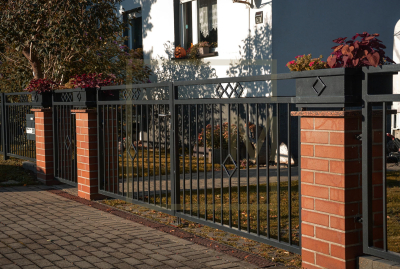 ZweiflÃ¼gelige Tore und Zaunsysteme aus Polen fÃ¼r planbare Bauprojekte