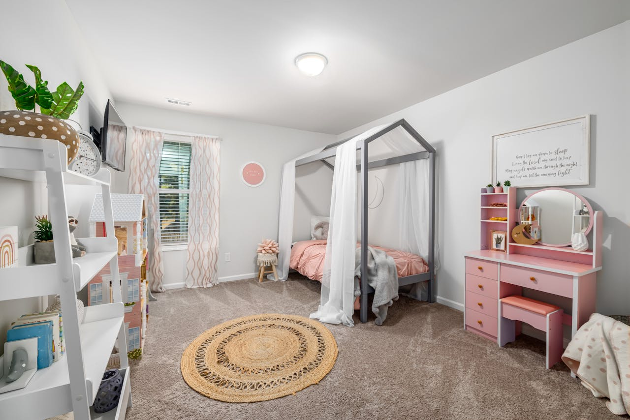 Kinderbett 160x180 mit Rausfallschutz - Sicher schlafen, frei entfalten