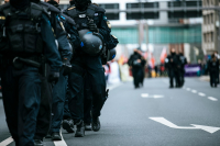 Razzia nach Angriff auf Journalisten